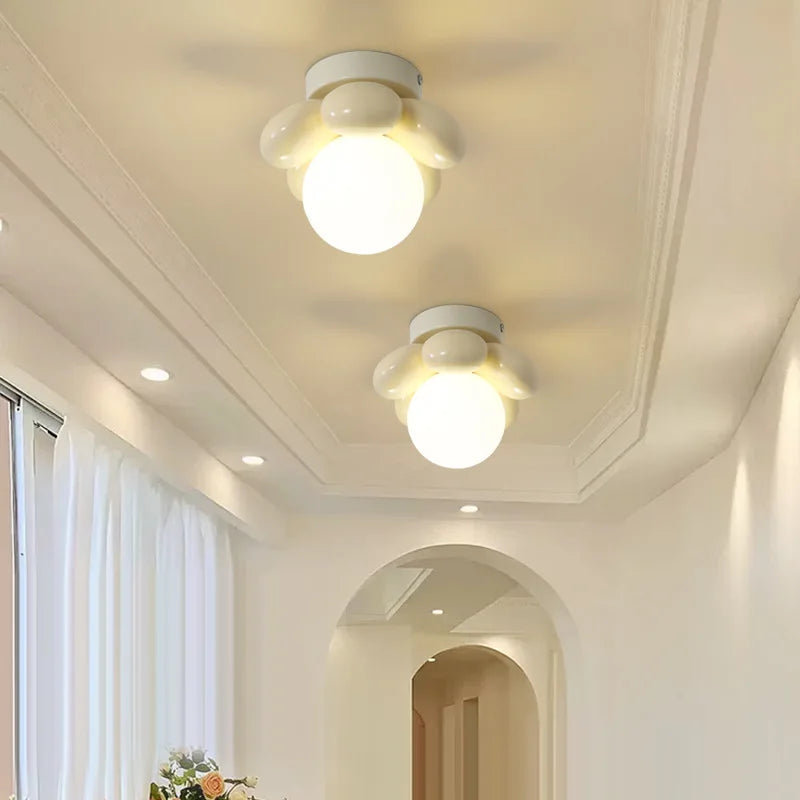 BloomGlow – Moderne blomsterloftslampe med glaskugle