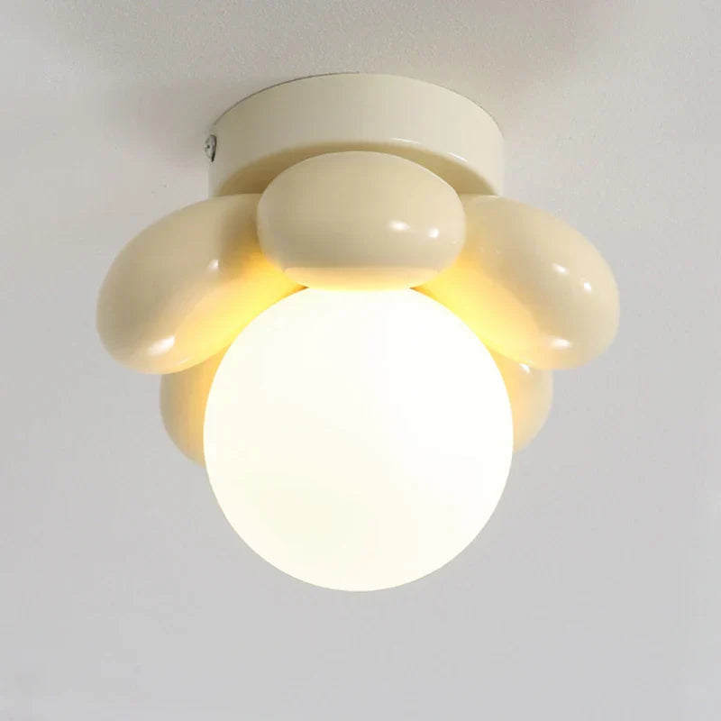 BloomGlow – Moderne blomsterloftslampe med glaskugle
