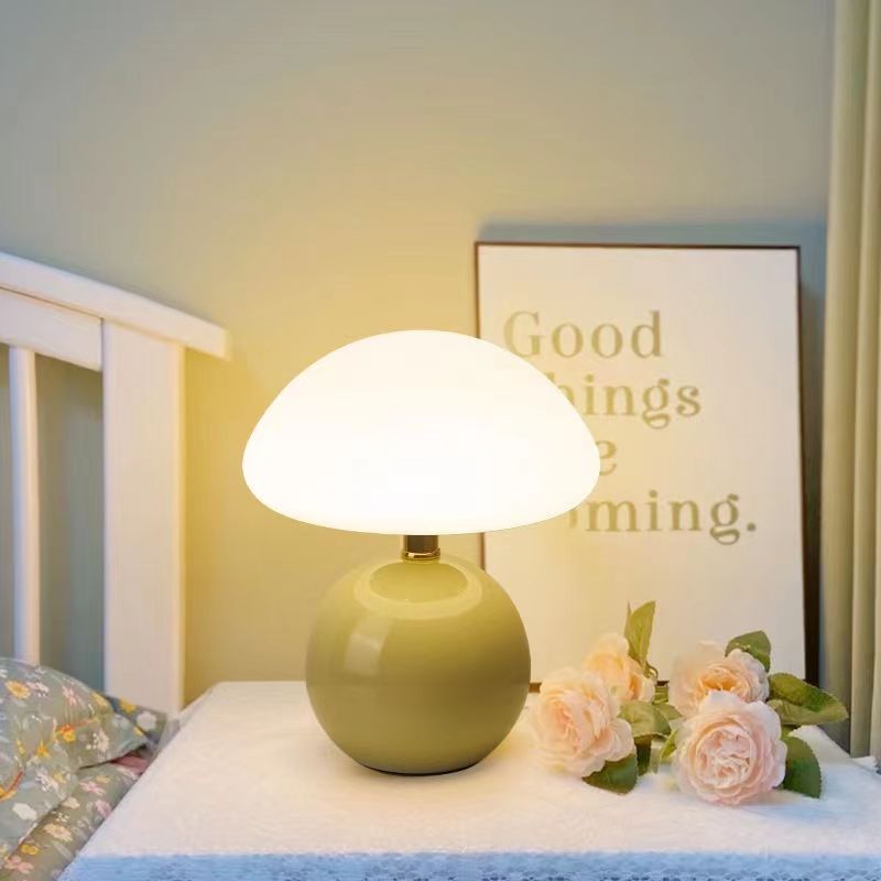 MushGlow – Paddehatteformet bordlampe i elegant design