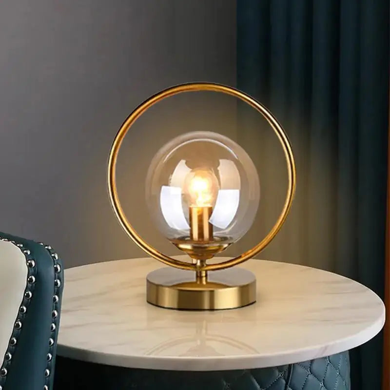EleganceGlow Glasbordlampe – Stilfuldt Design med Messingdetaljer
