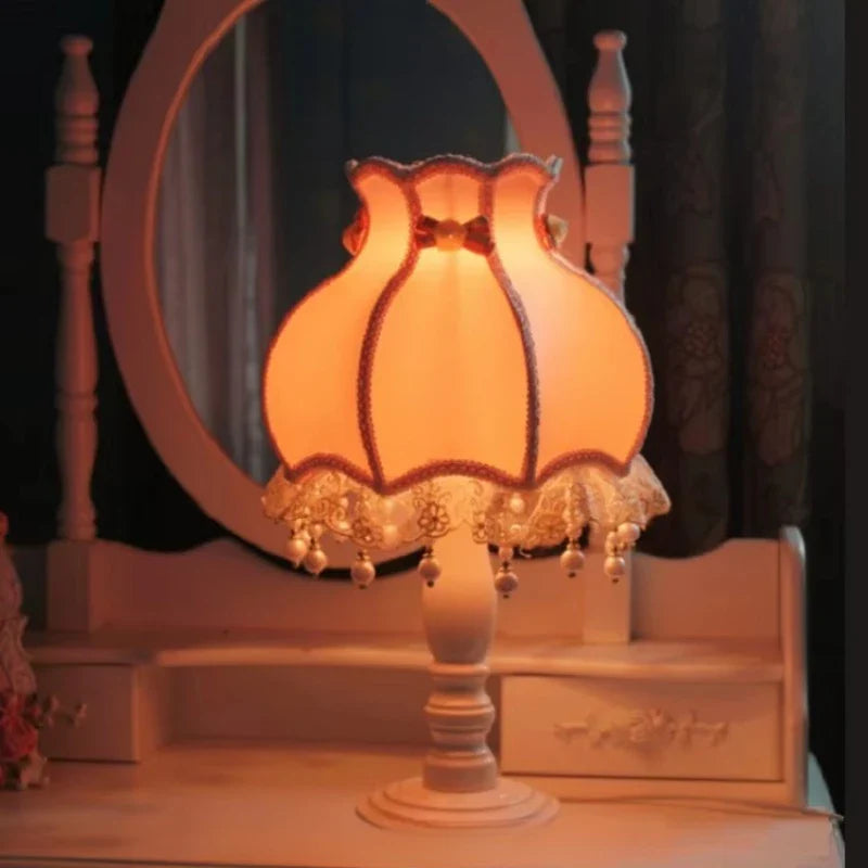GlowNest - Vintage-inspireret sengelampe med unik charme