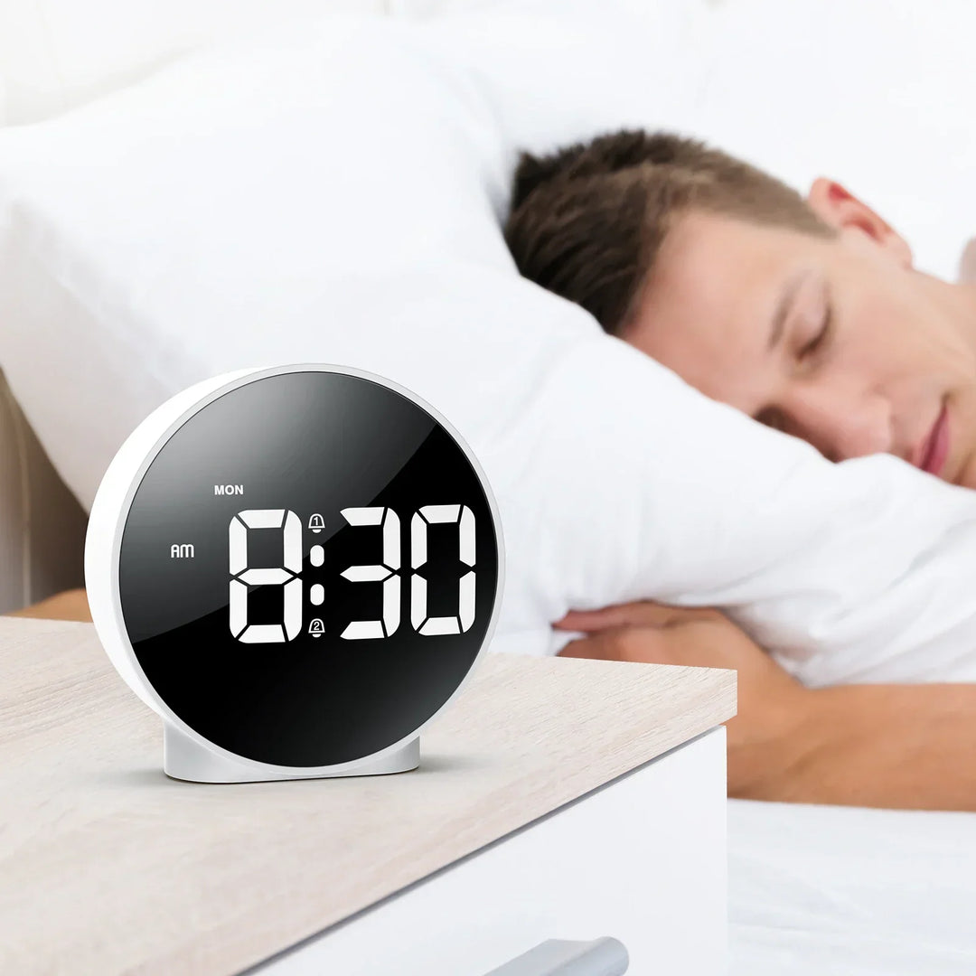 BrightTime – Digitalt LED-vækkeur med USB-opladning