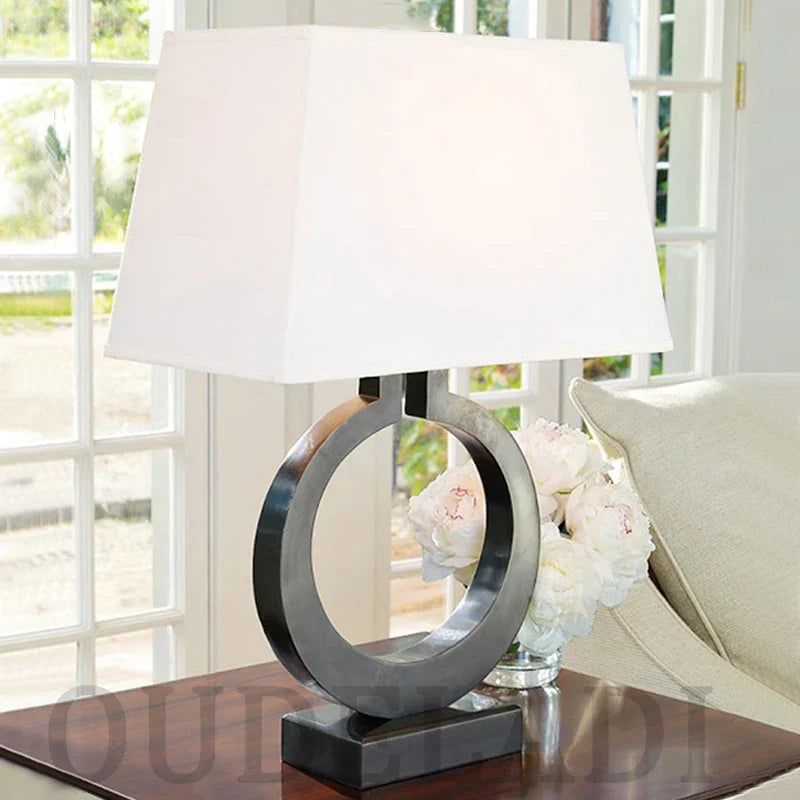 LumoEdge – Moderne bordlampe med elegant sort base