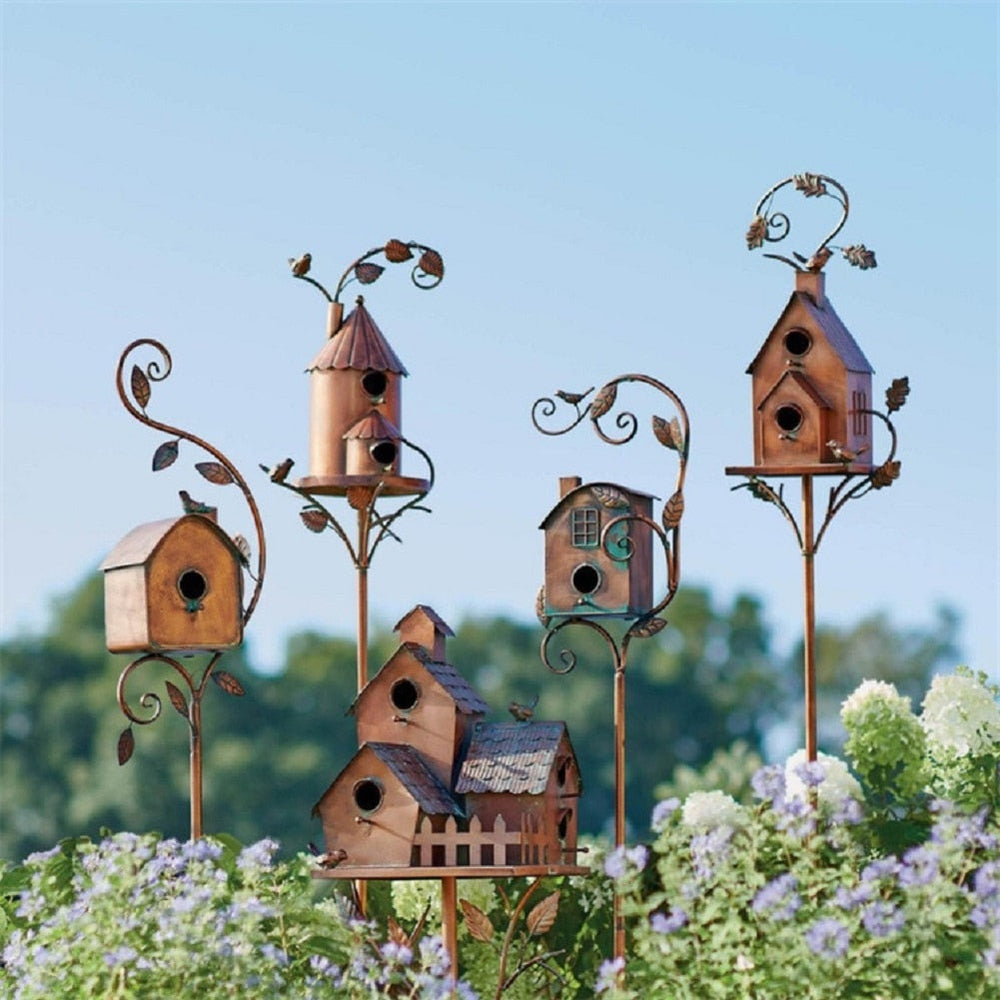 RusticHaven - Dekorativt Foderhus med Antik Finish og Ornamenteret Stativ