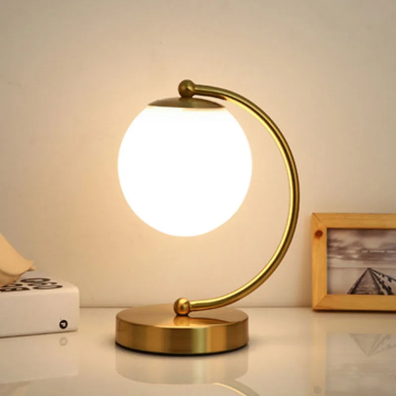 CozyGlow Elegant Bordlampe – Varm LED Belysning til Hygge og Stil