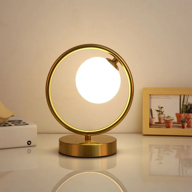 CozyGlow Elegant Bordlampe – Varm LED Belysning til Hygge og Stil