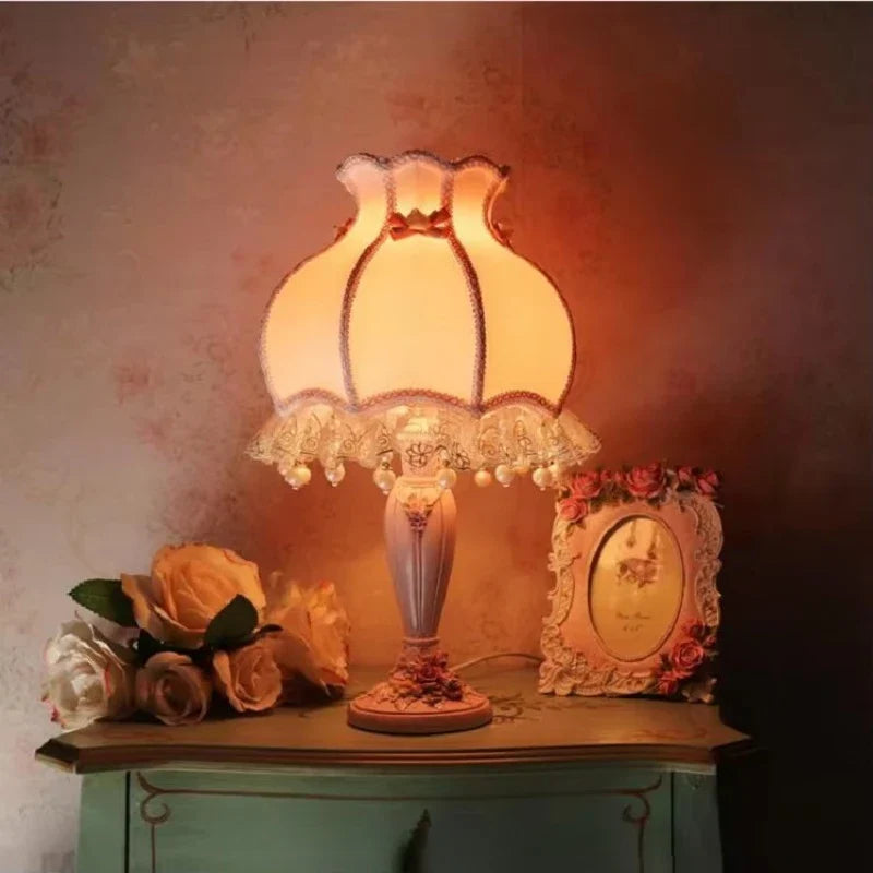 GlowNest - Vintage-inspireret sengelampe med unik charme