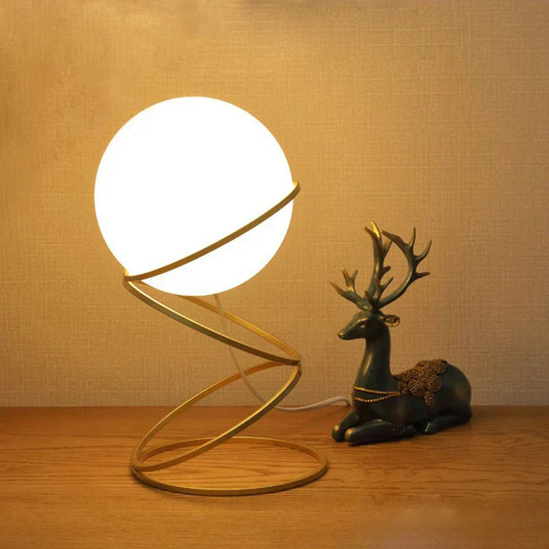 CozyGlow Elegant Bordlampe – Varm LED Belysning til Hygge og Stil