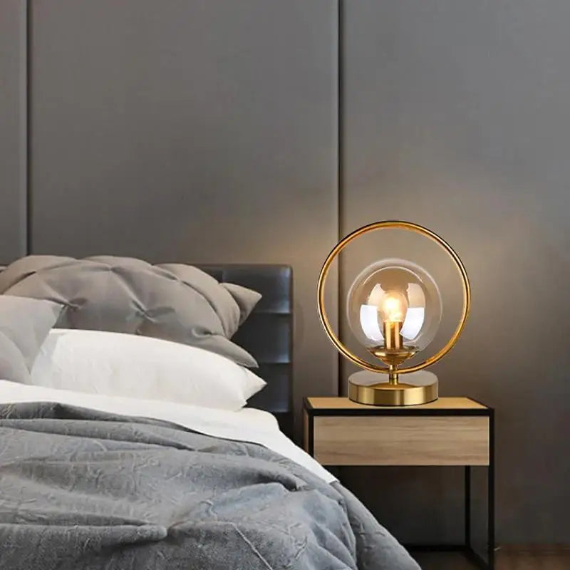 EleganceGlow Glasbordlampe – Stilfuldt Design med Messingdetaljer