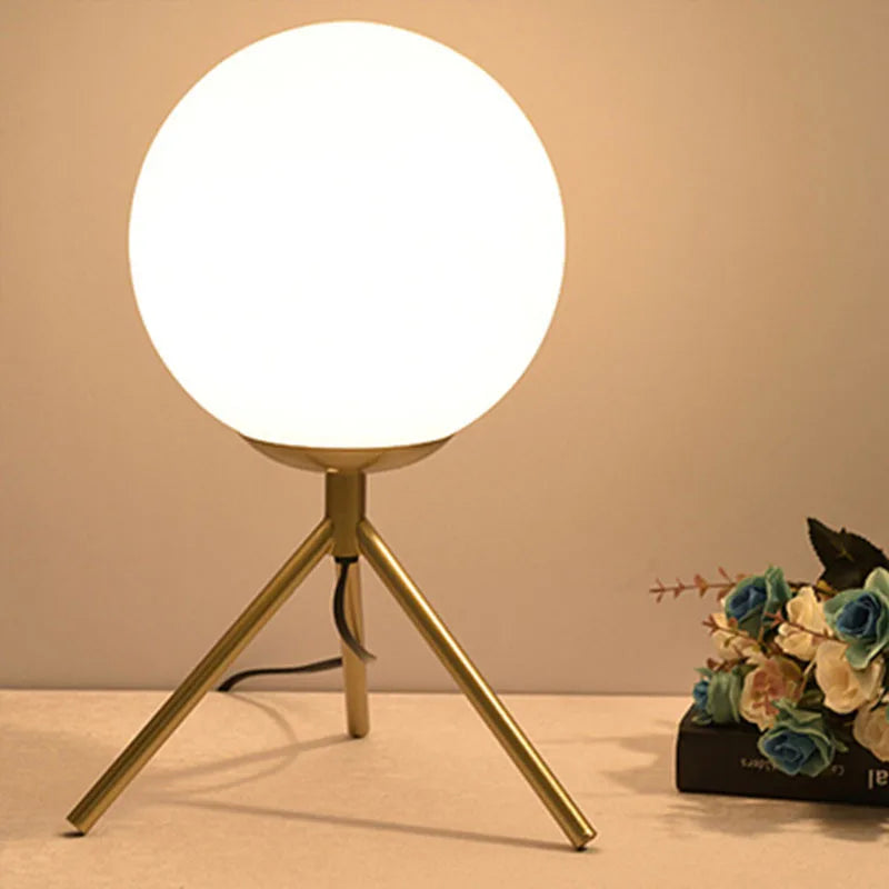 CozyGlow Elegant Bordlampe – Varm LED Belysning til Hygge og Stil
