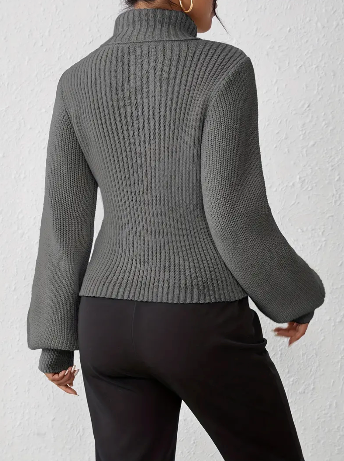 Inna sweater med rullekrave og udskæring foran