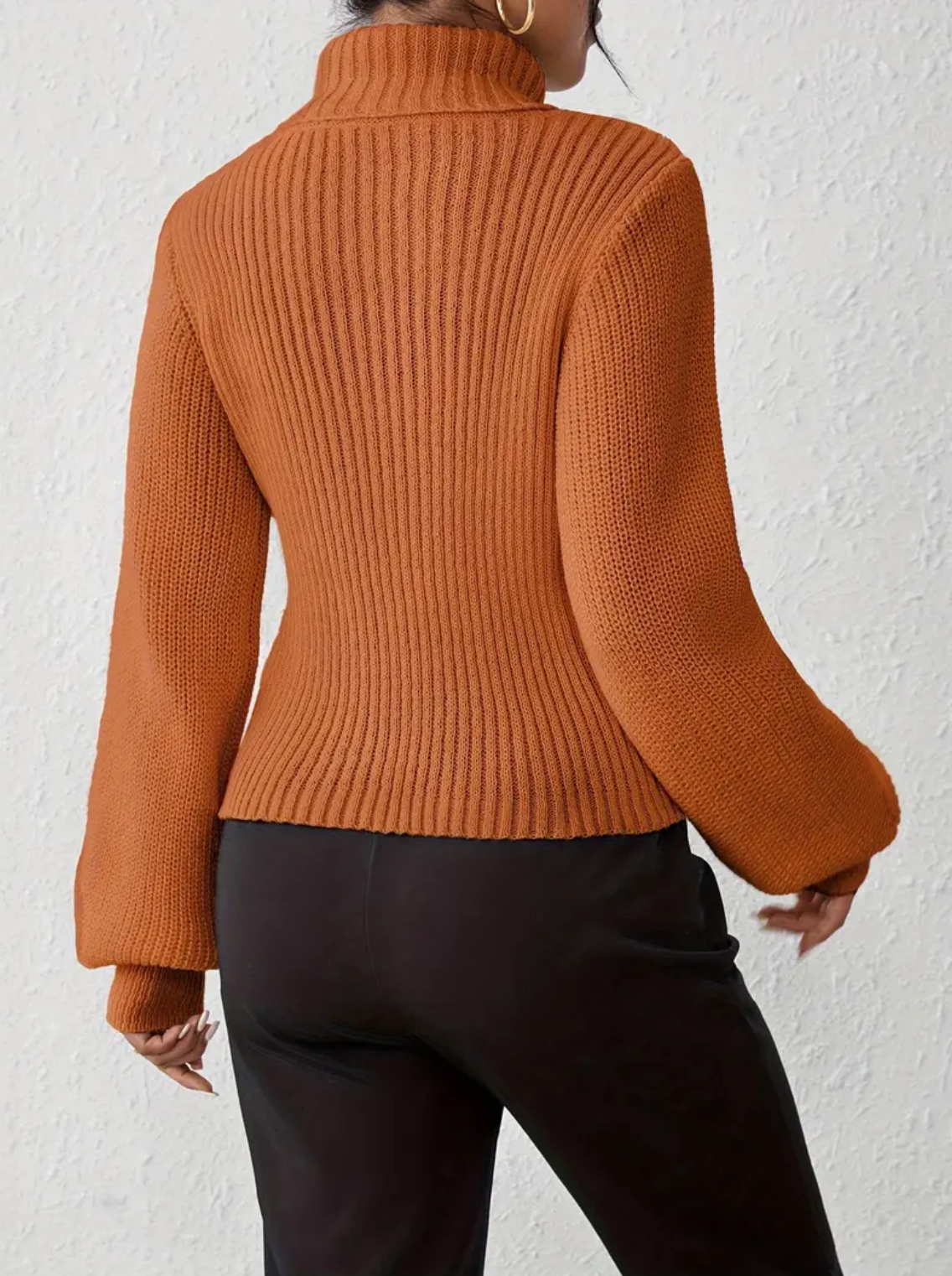 Inna sweater med rullekrave og udskæring foran