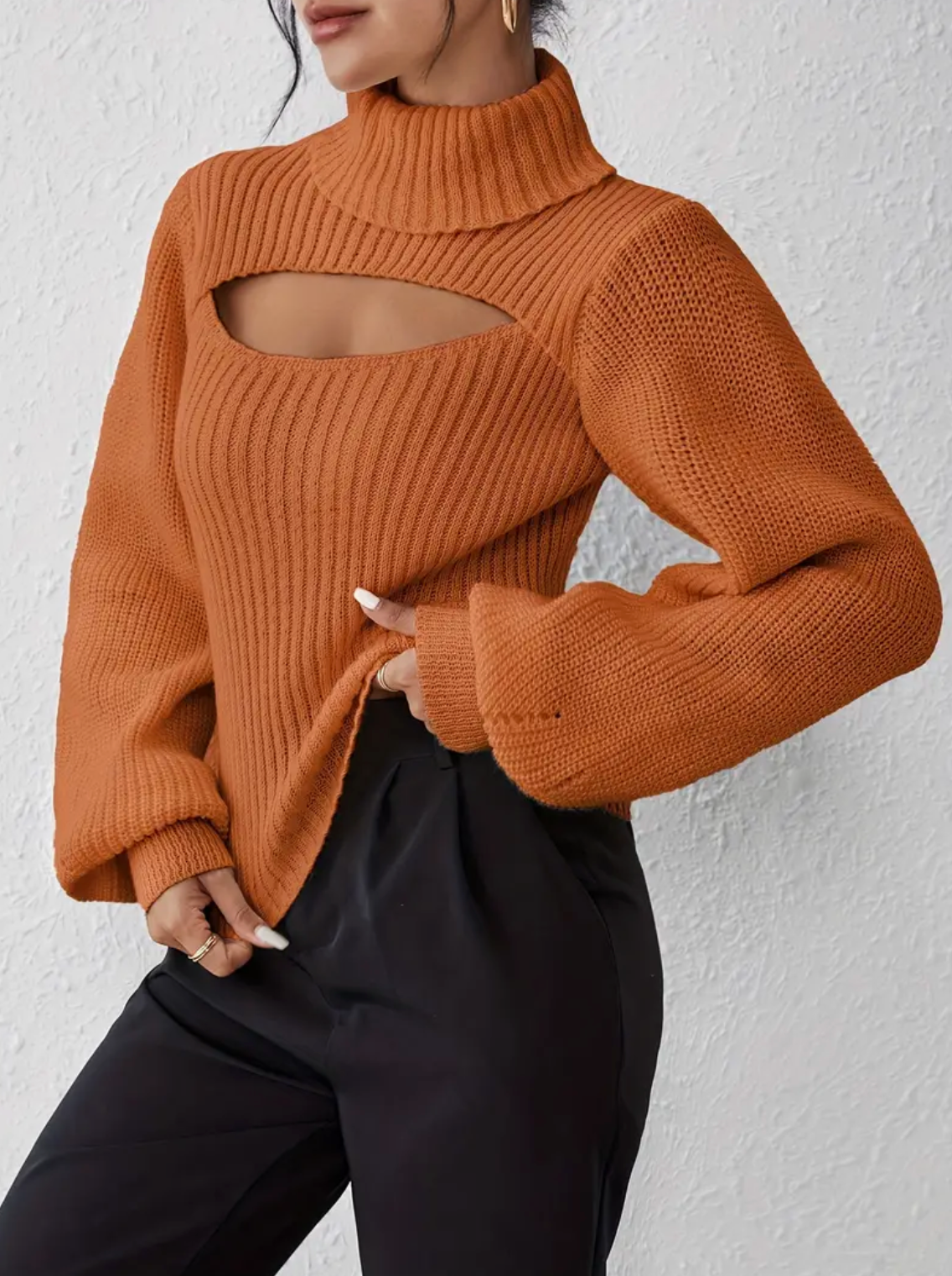 Inna sweater med rullekrave og udskæring foran