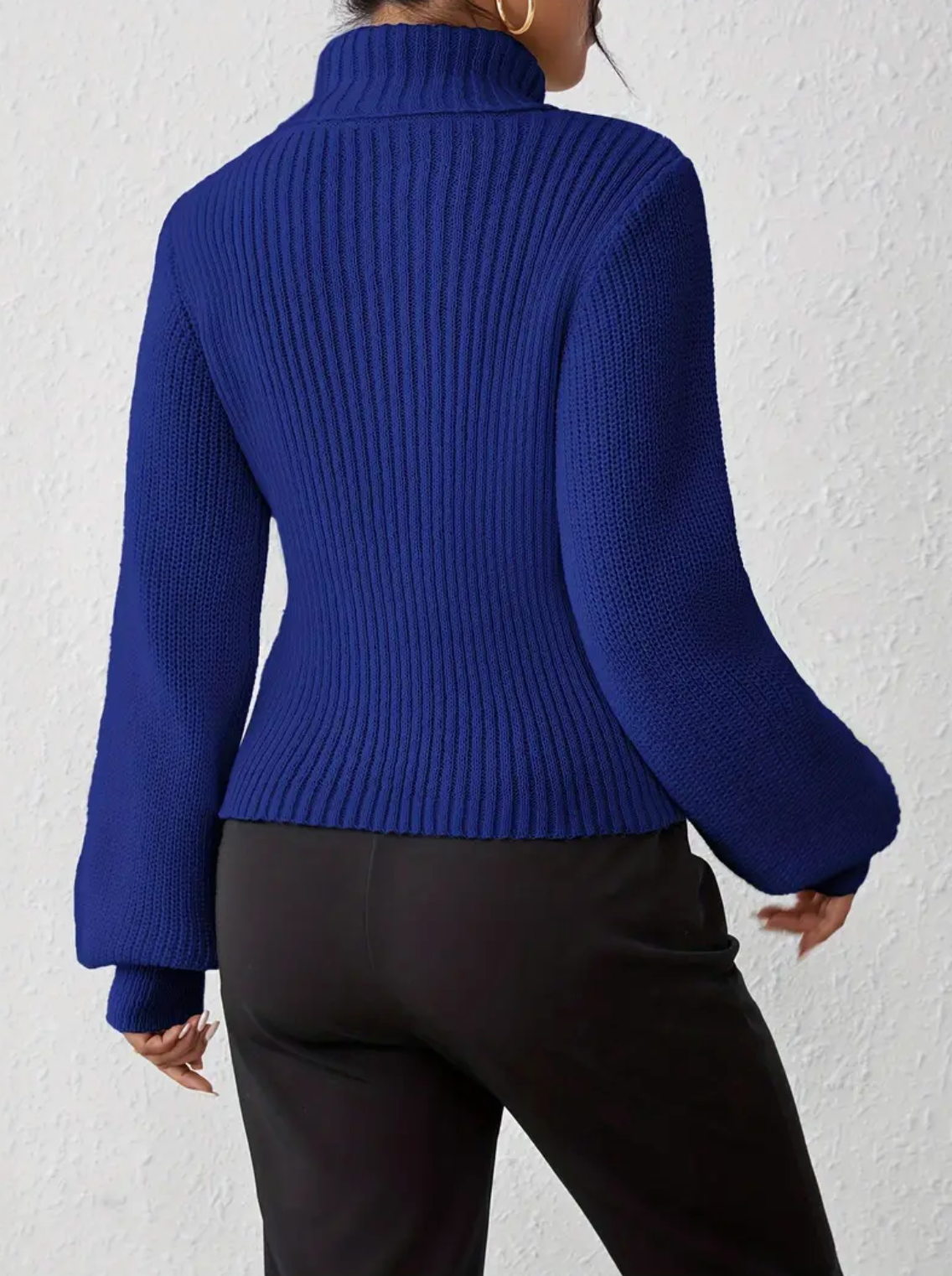 Inna sweater med rullekrave og udskæring foran