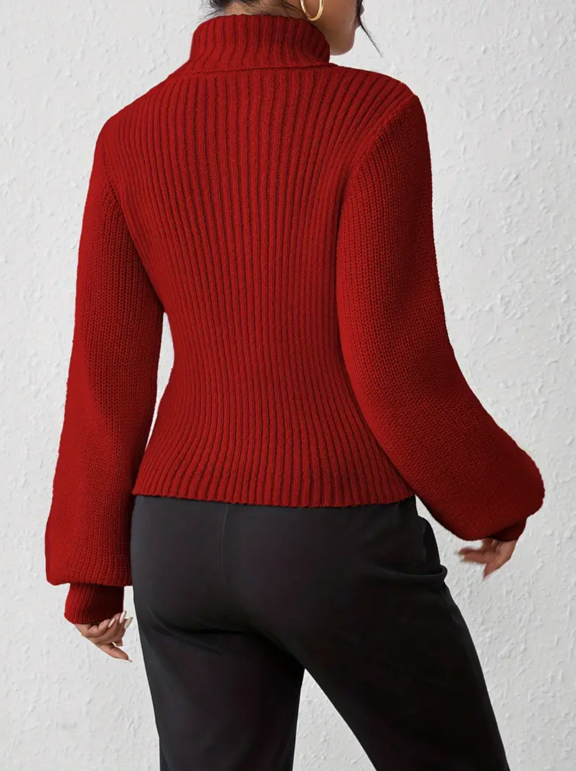 Inna sweater med rullekrave og udskæring foran