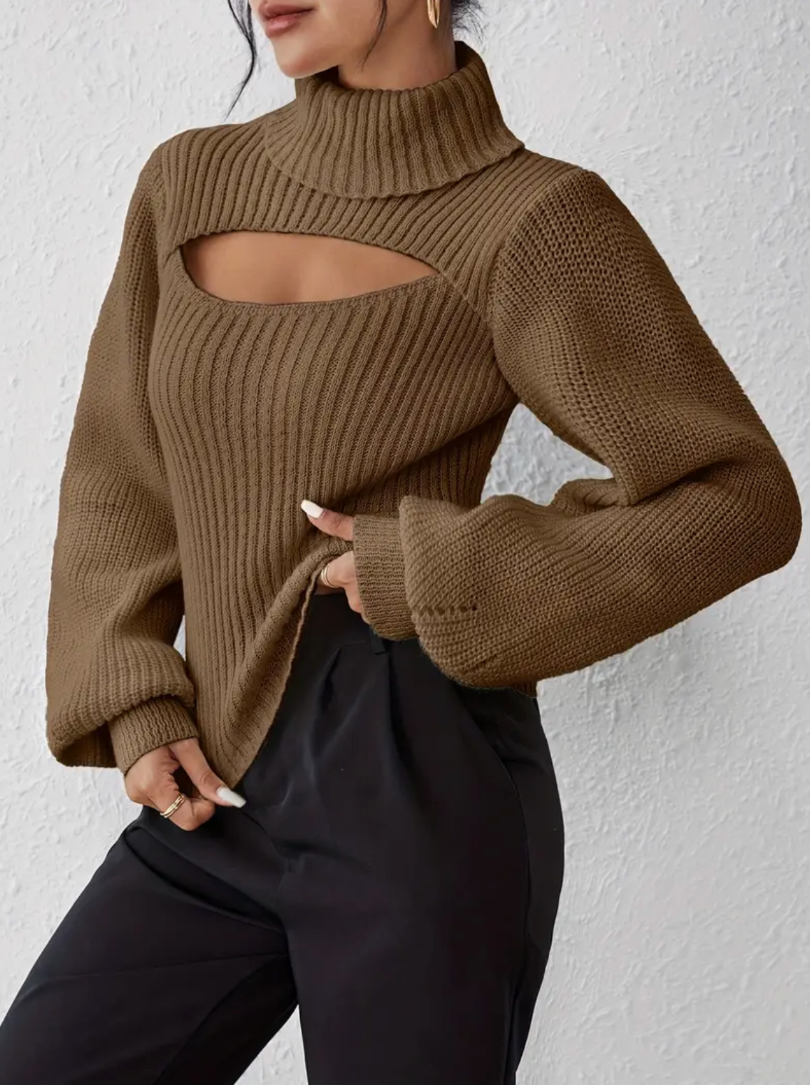 Inna sweater med rullekrave og udskæring foran