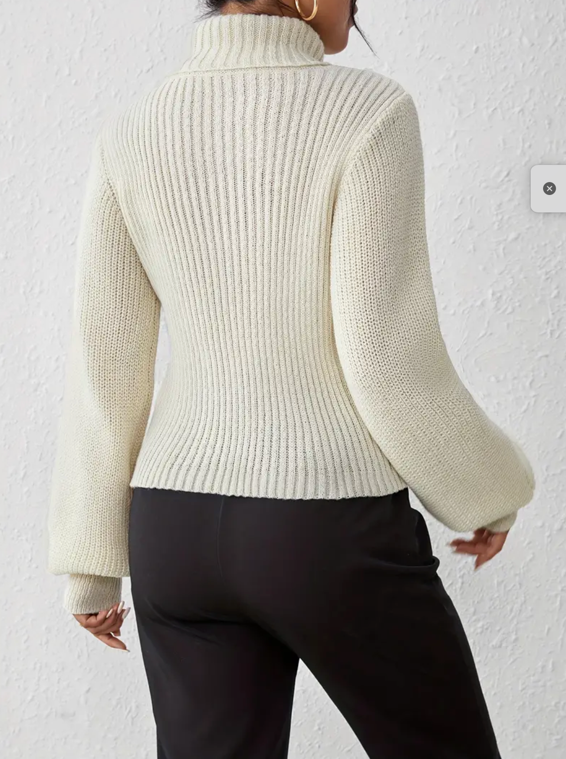 Inna sweater med rullekrave og udskæring foran