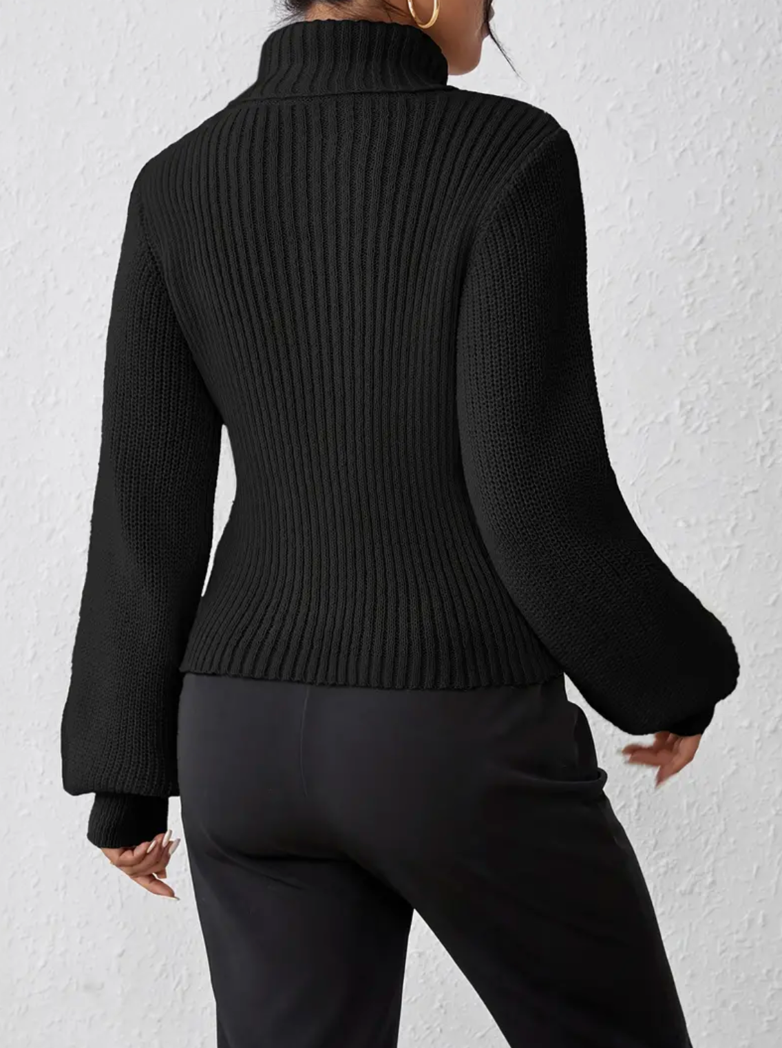 Inna sweater med rullekrave og udskæring foran