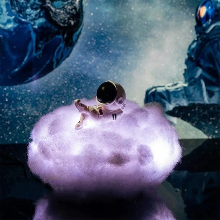 CosmicCloud - Astronaut sky natlampe