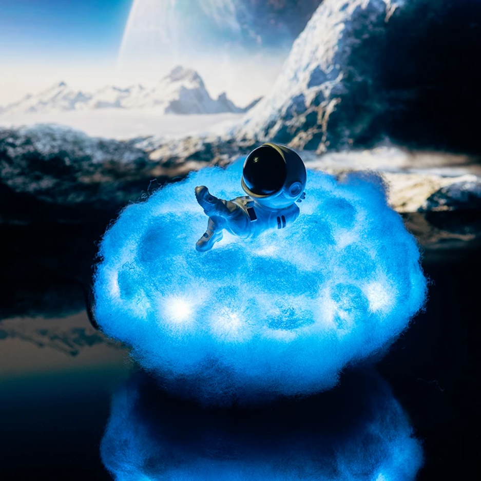 CosmicCloud - Astronaut sky natlampe
