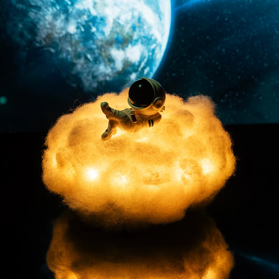 CosmicCloud - Astronaut sky natlampe