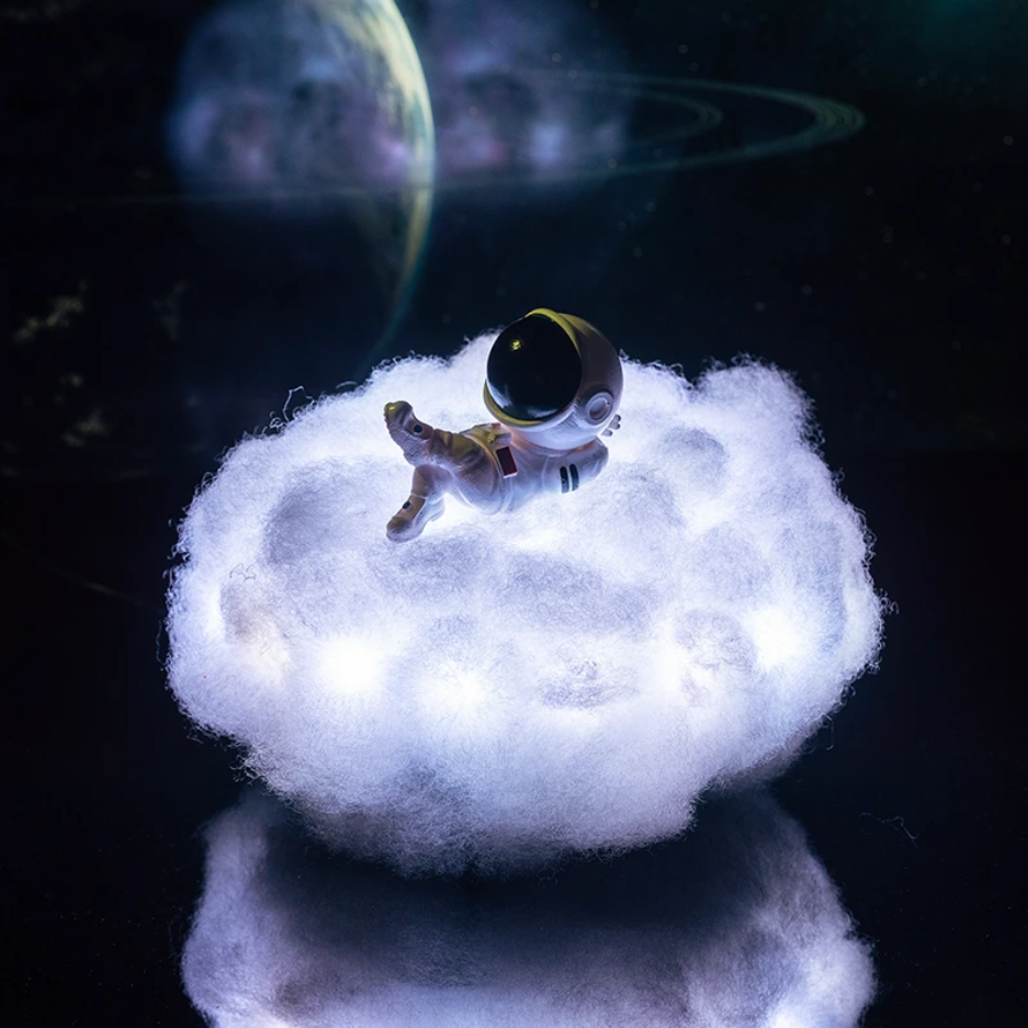 CosmicCloud - Astronaut sky natlampe