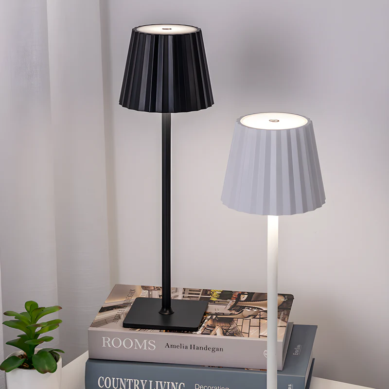 LumiGlow Trådløs Bordlampe – Elegant Design med Touch-Dæmpning