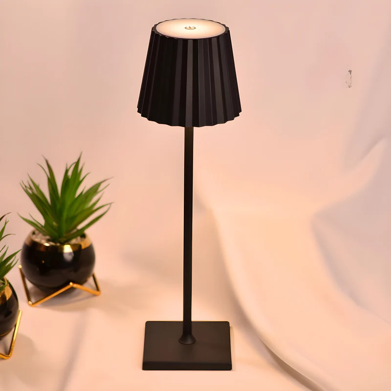 LumiGlow Trådløs Bordlampe – Elegant Design med Touch-Dæmpning