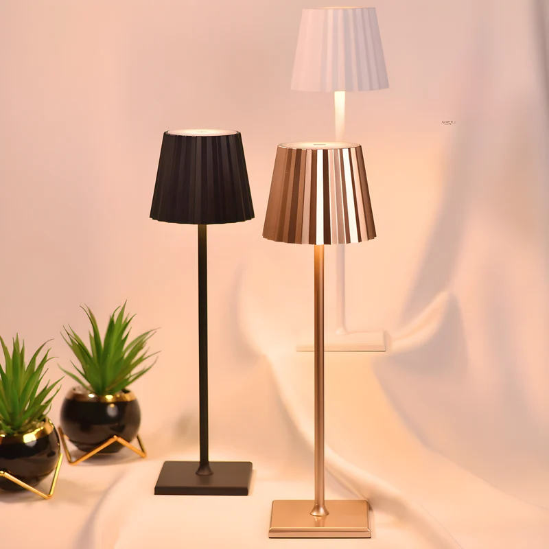 LumiGlow Trådløs Bordlampe – Elegant Design med Touch-Dæmpning