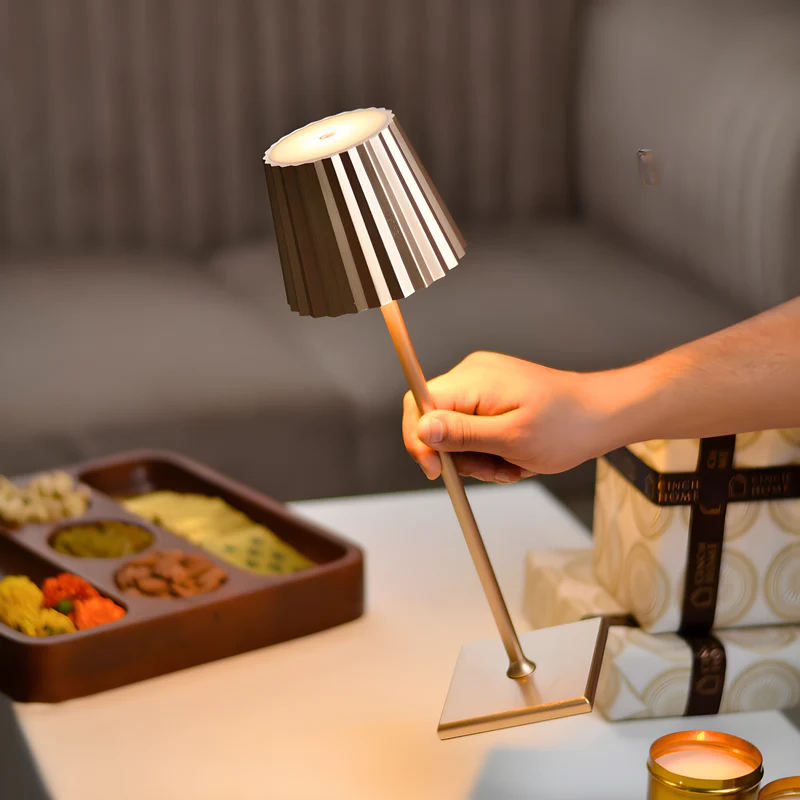 LumiGlow Trådløs Bordlampe – Elegant Design med Touch-Dæmpning