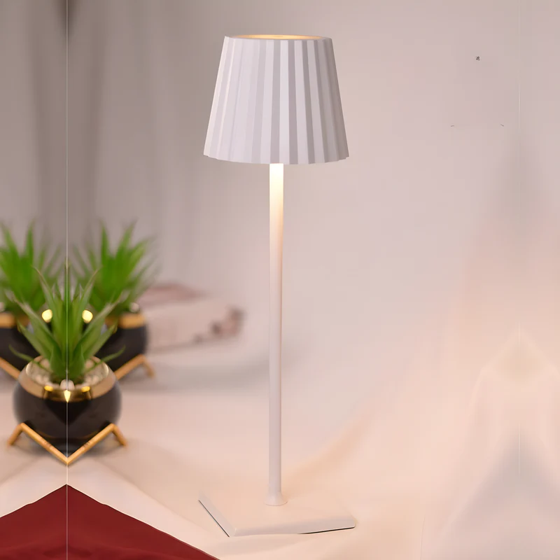 LumiGlow Trådløs Bordlampe – Elegant Design med Touch-Dæmpning