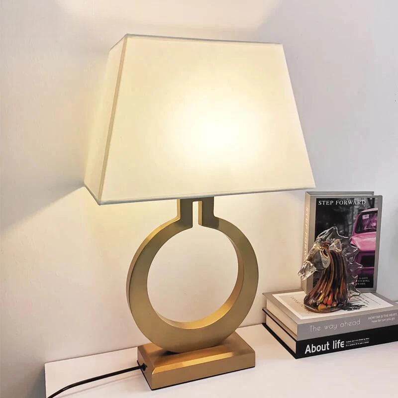 LumoEdge – Moderne bordlampe med elegant sort base
