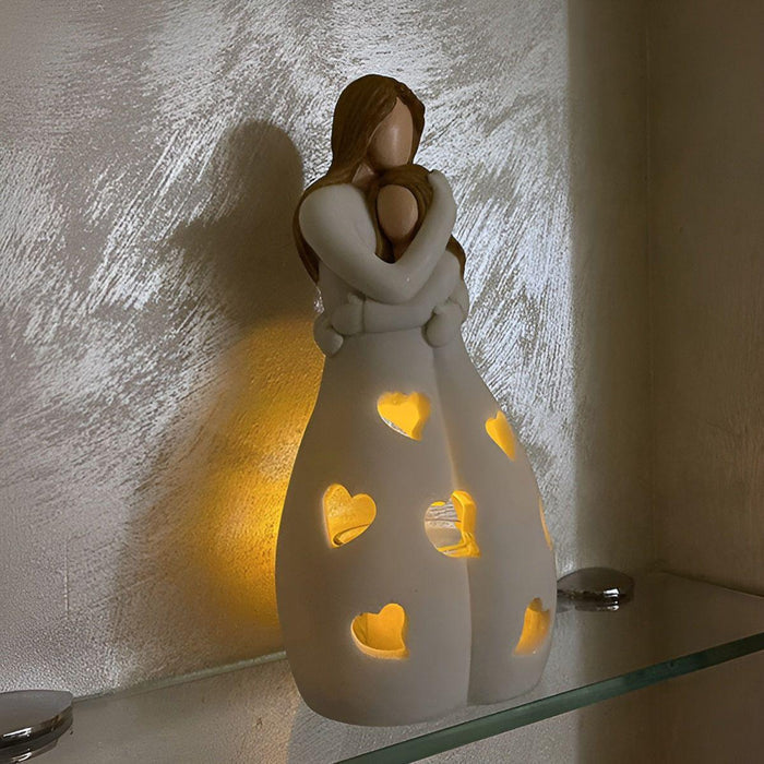 Charmerende mor-datter figur med flimrende lysestage