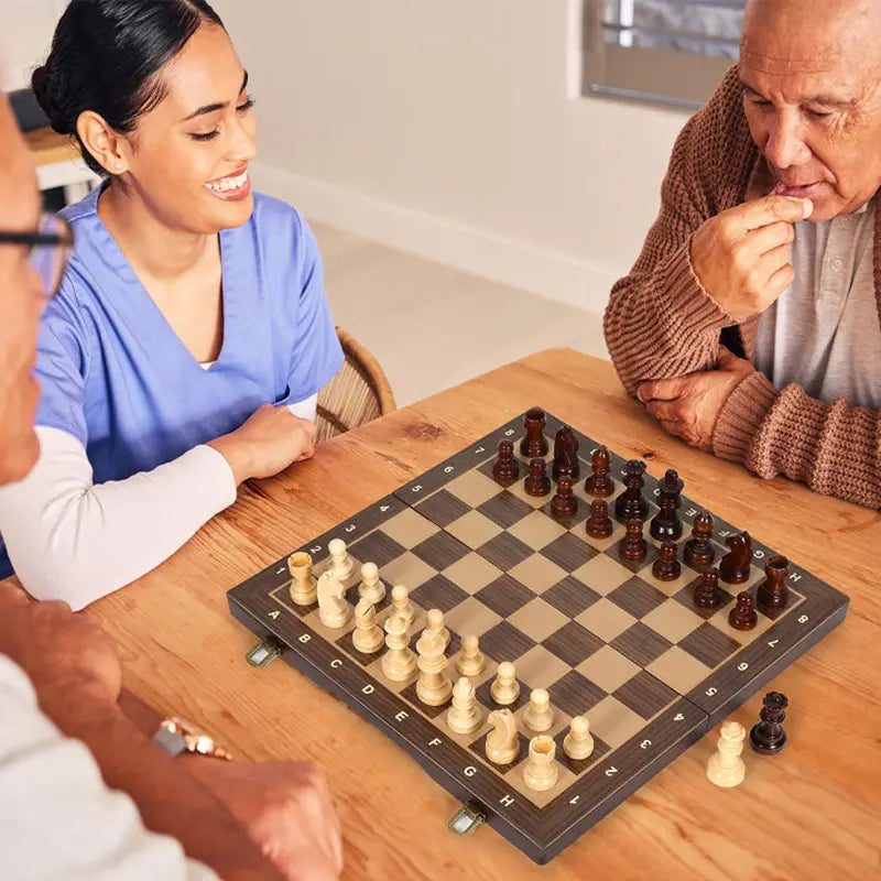 Majestic Chess Set – Håndlavet Træskaksæt med Ekstra Dronninger