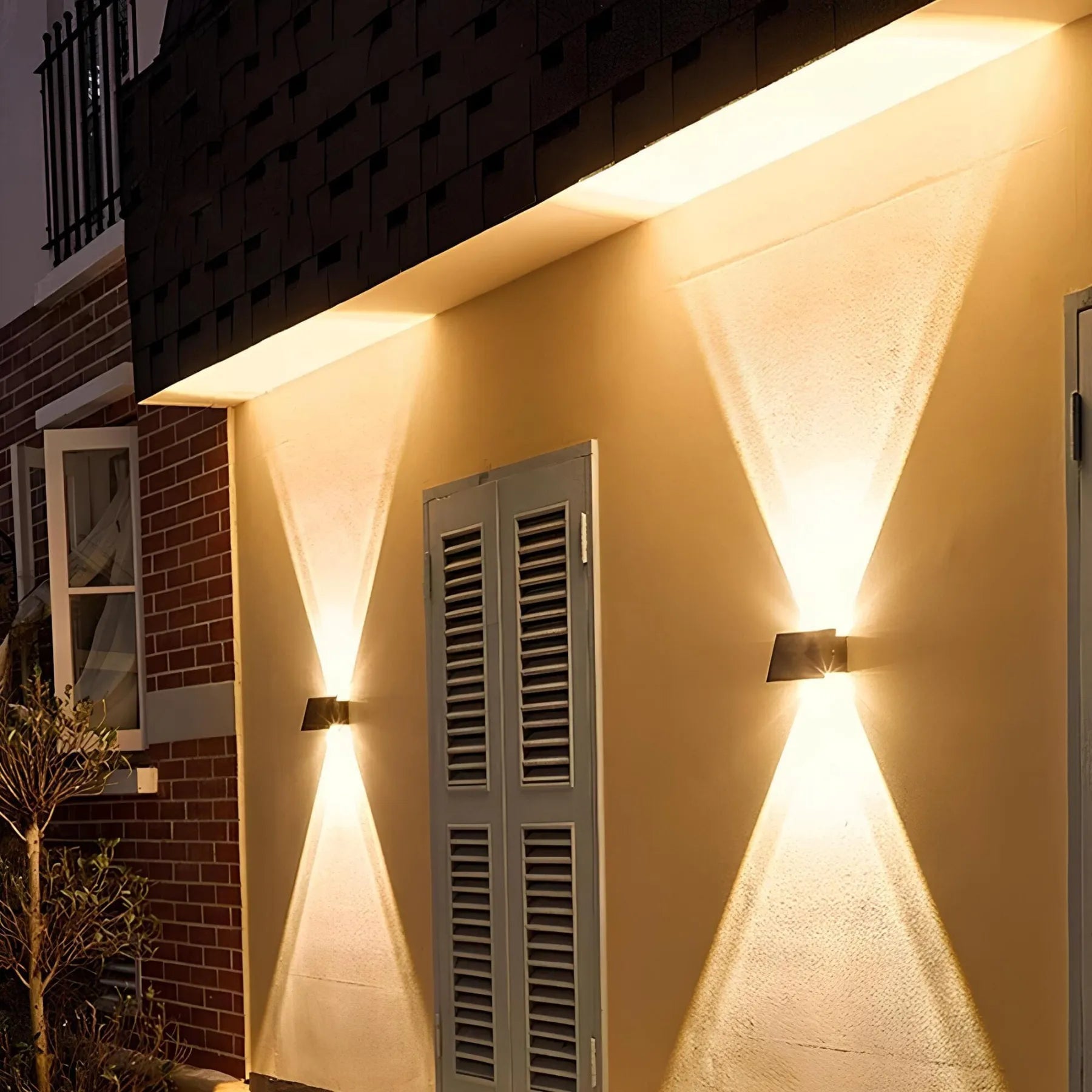 SolarGlow Elegant Solcelle Væglampe – Stilfuld og Energibesparende Udendørsbelysning