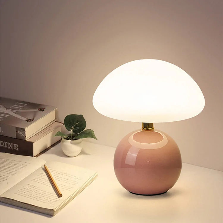 MushGlow – Paddehatteformet bordlampe i elegant design