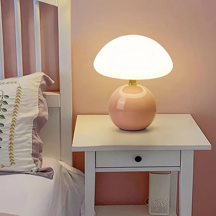 MushGlow – Paddehatteformet bordlampe i elegant design