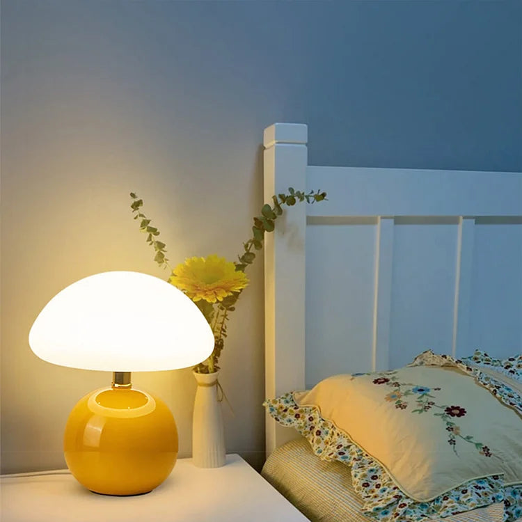MushGlow – Paddehatteformet bordlampe i elegant design