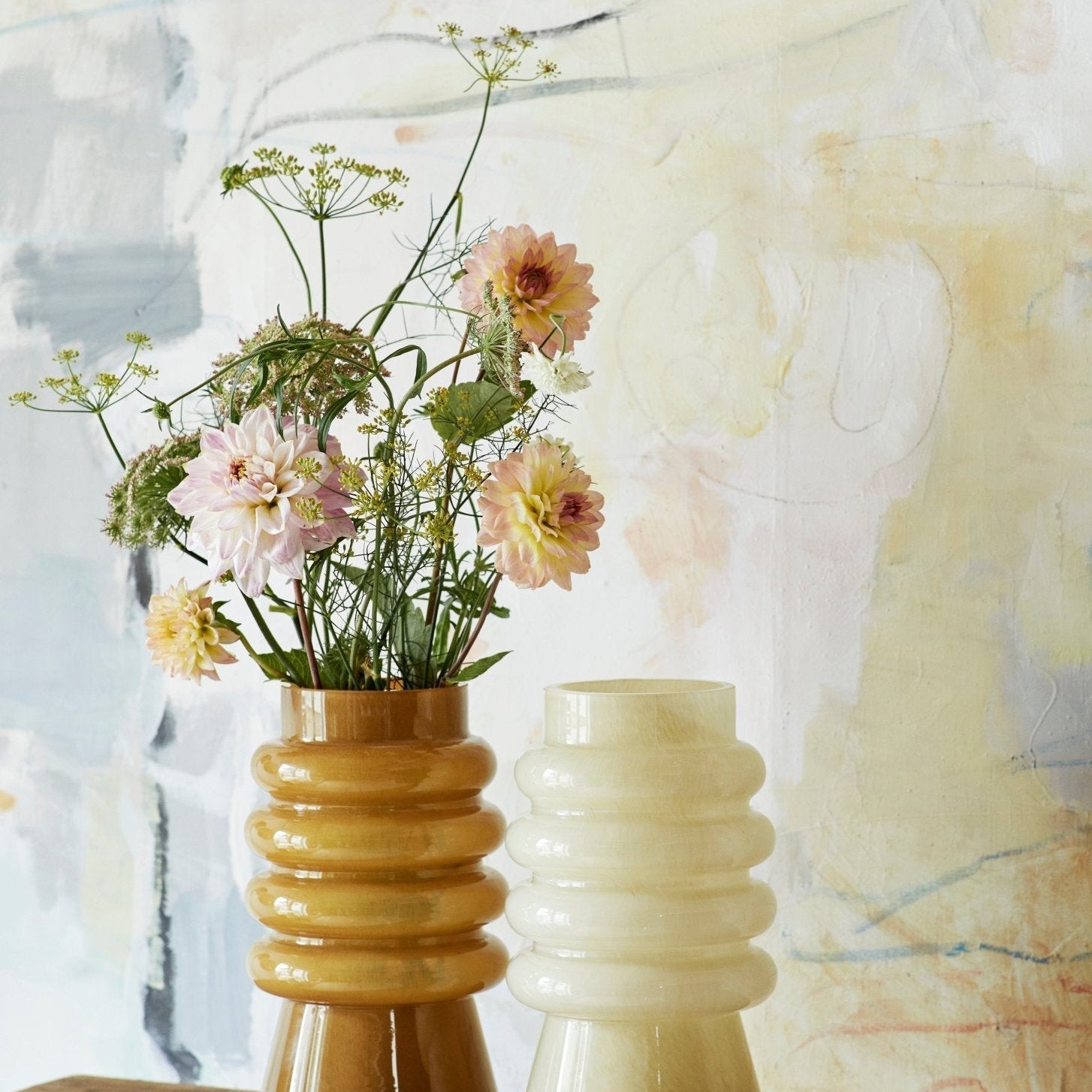 BloomStack – Elegant ribbet blomstervase med udstrakt base