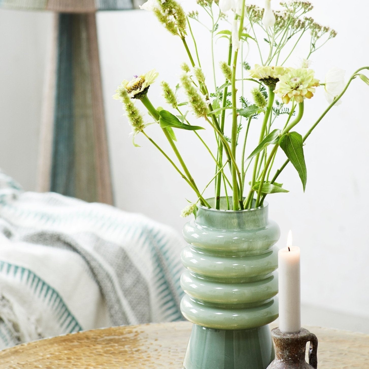 BloomStack – Elegant ribbet blomstervase med udstrakt base