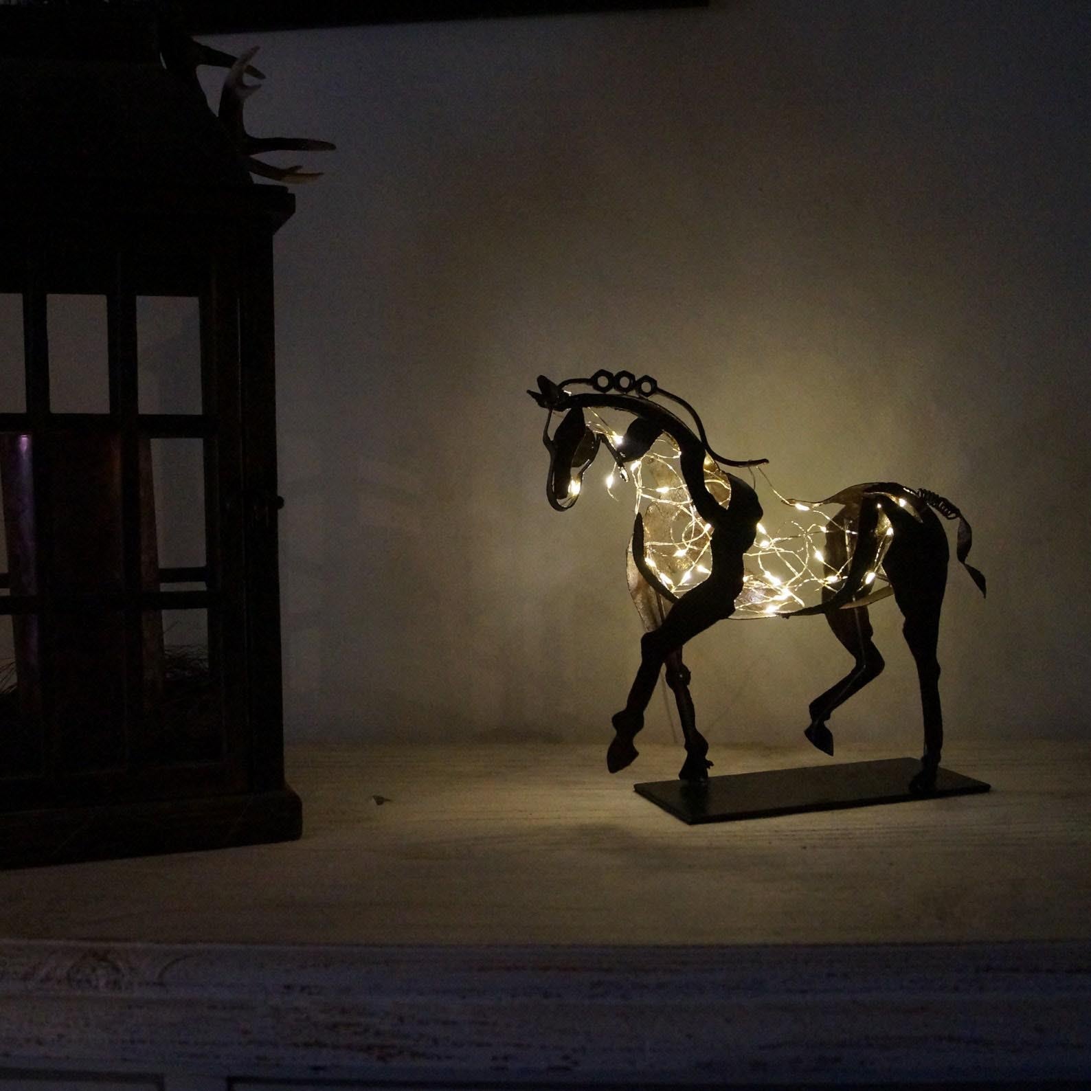 RustGlow - Abstrakt rusthesteskulptur med LED-lys