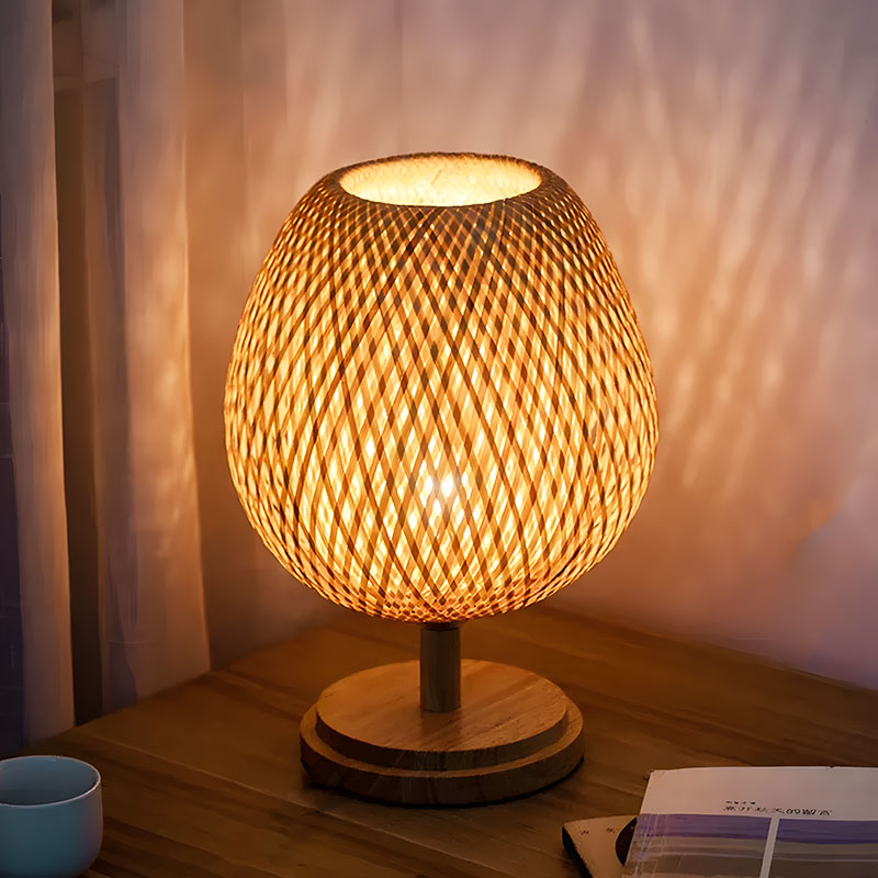 Håndlavet sengelampe i rattan og træ