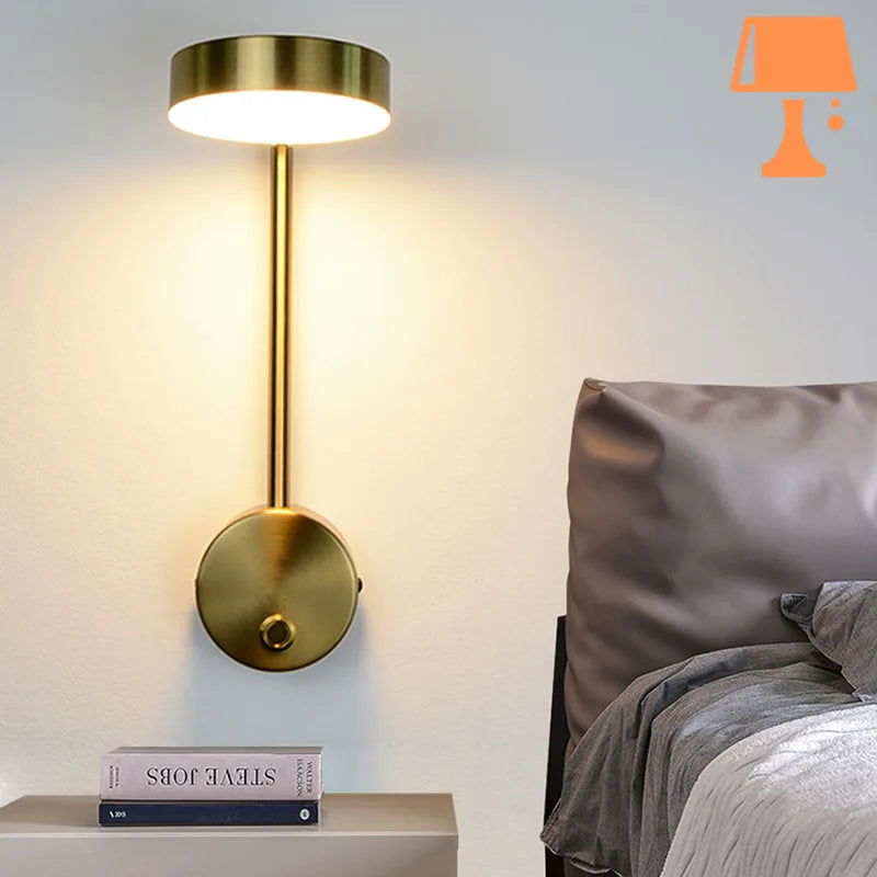 LumaFlex Guld LED Væglampe – Elegant Design med 360° Roterbart Hoved