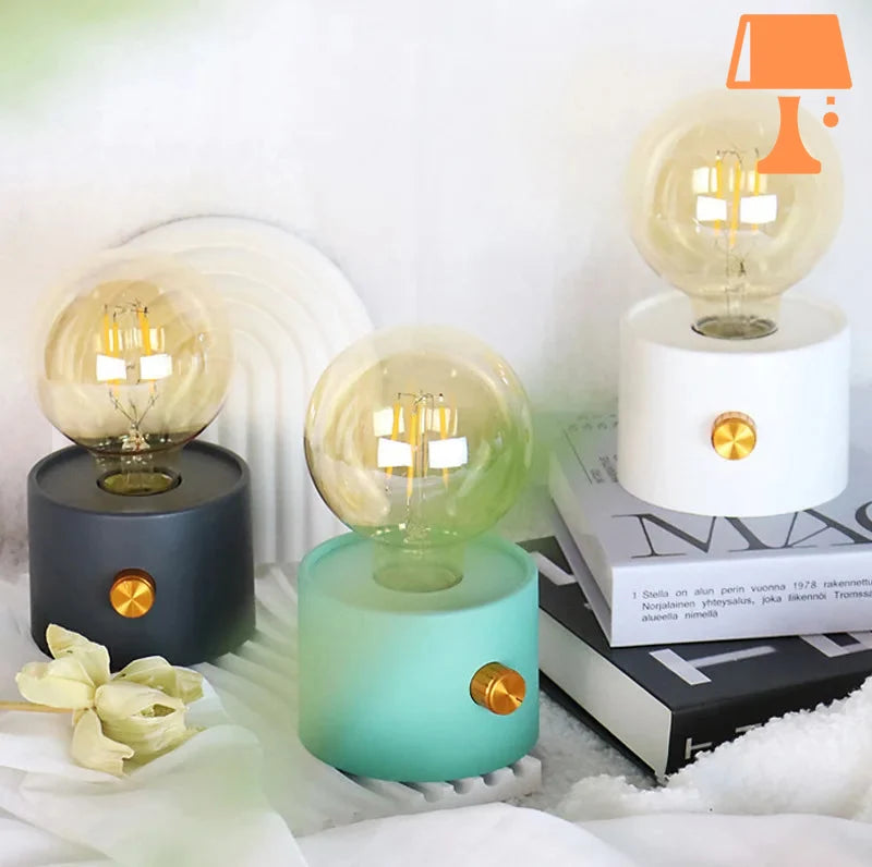 ClassiSphere – Minimalistisk bordlampe med vintage-inspireret glaskugle