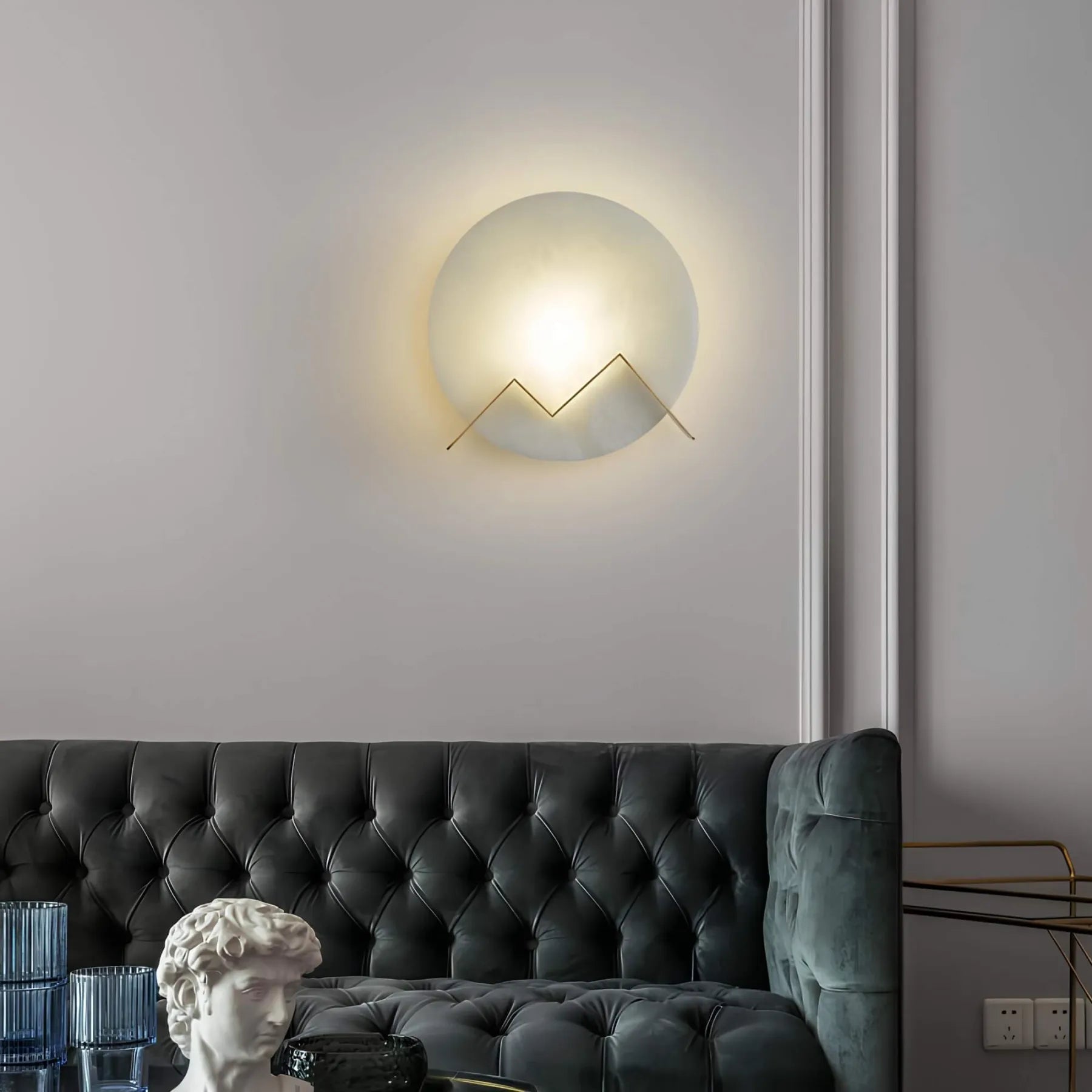 SummitGlow – Væglampe i messing med bjerginspireret design