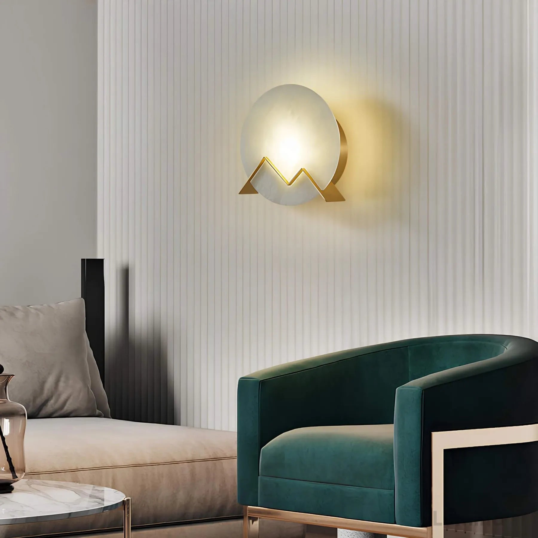 SummitGlow – Væglampe i messing med bjerginspireret design