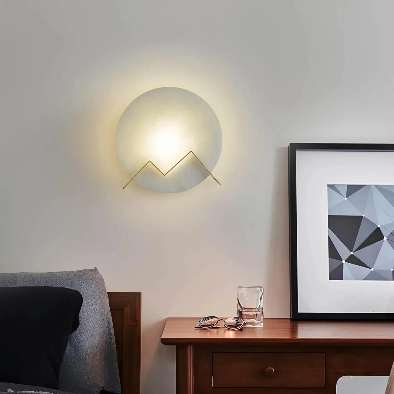 SummitGlow – Væglampe i messing med bjerginspireret design