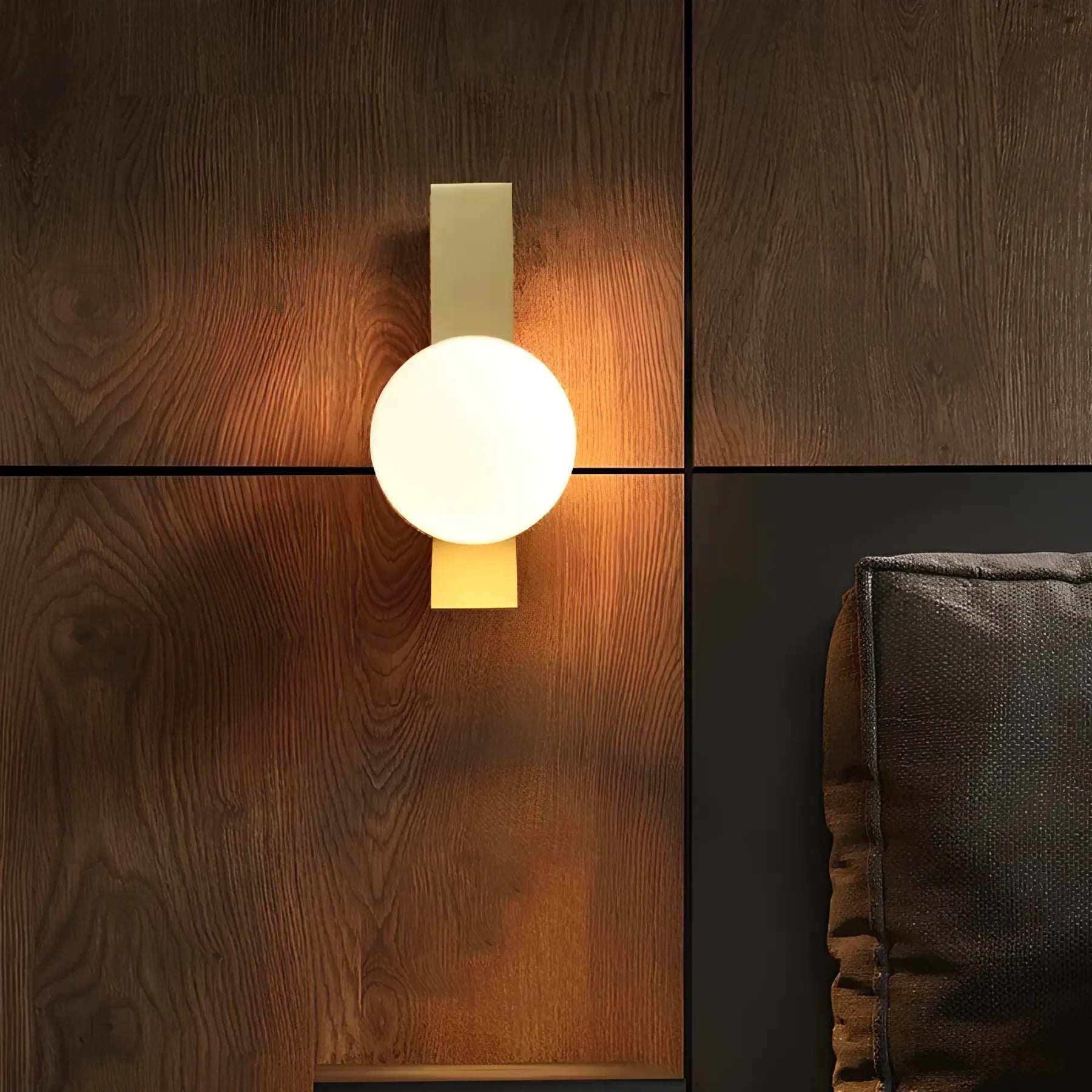 GlowVance Elegant LED Væglampe – Justerbar Lysstyrke & Fjernbetjening