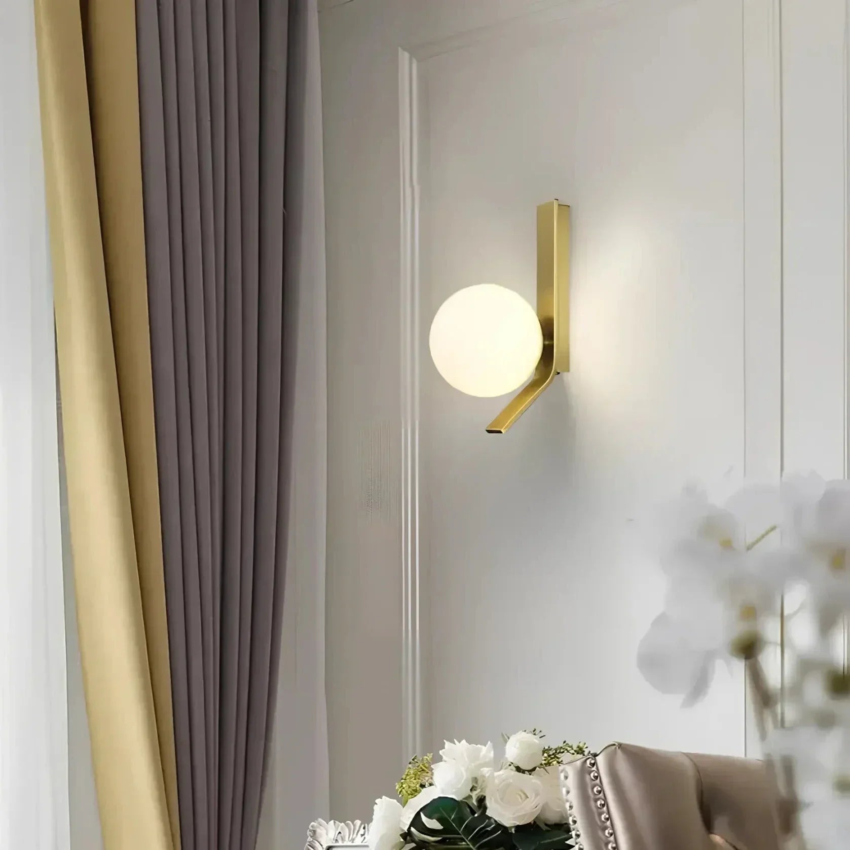 GlowVance Elegant LED Væglampe – Justerbar Lysstyrke & Fjernbetjening