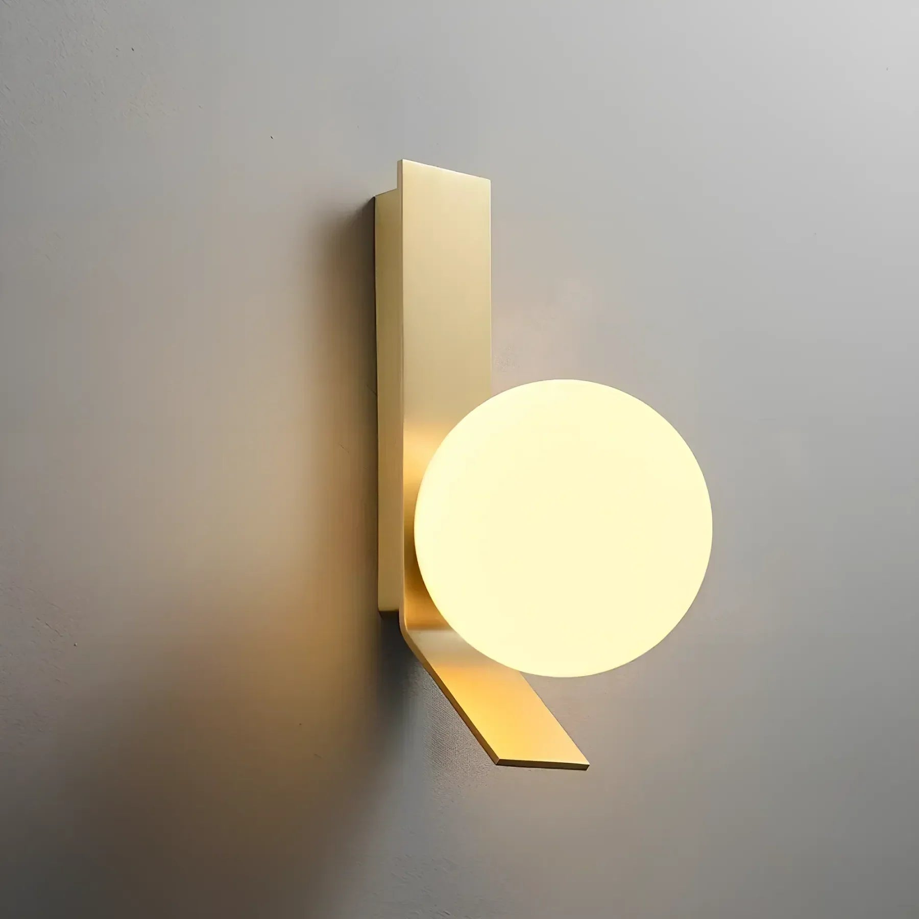 GlowVance Elegant LED Væglampe – Justerbar Lysstyrke & Fjernbetjening